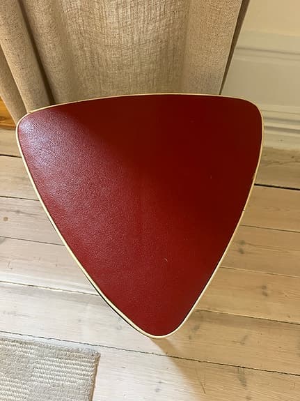 Retro pall i härlig 50/60-talsstil med triangulär sits