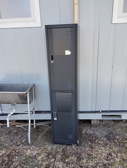 Plåtskåp svart uthyrningsskåp