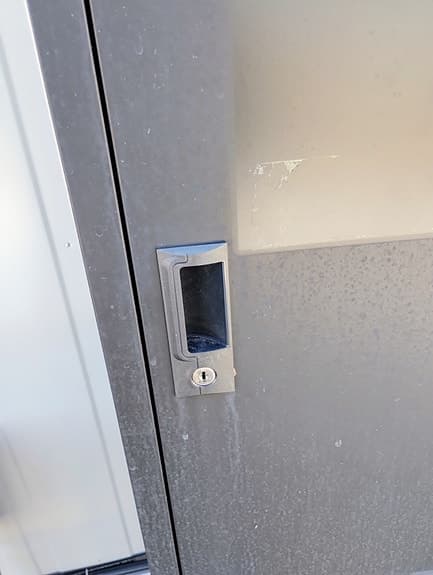 Plåtskåp svart uthyrningsskåp