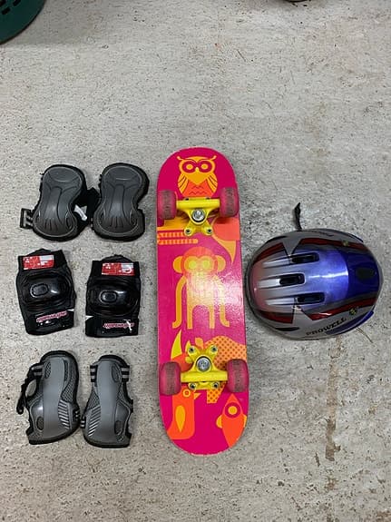 Skateboard med skydd och hjälm för barn