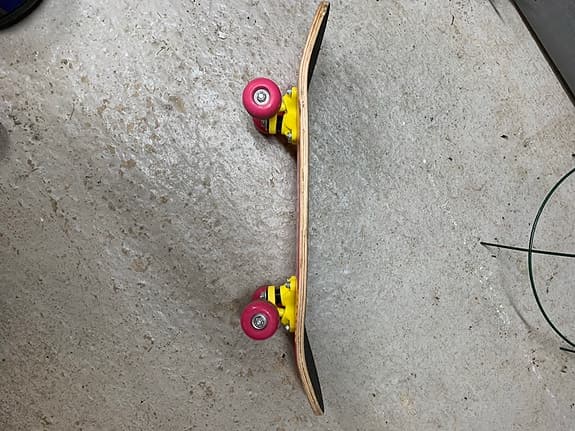 Skateboard med skydd och hjälm för barn