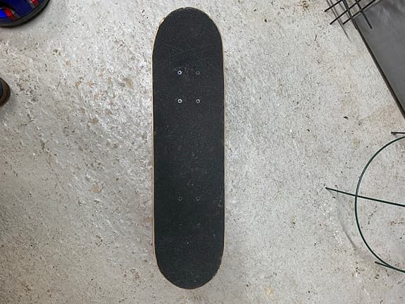 Skateboard med skydd och hjälm för barn