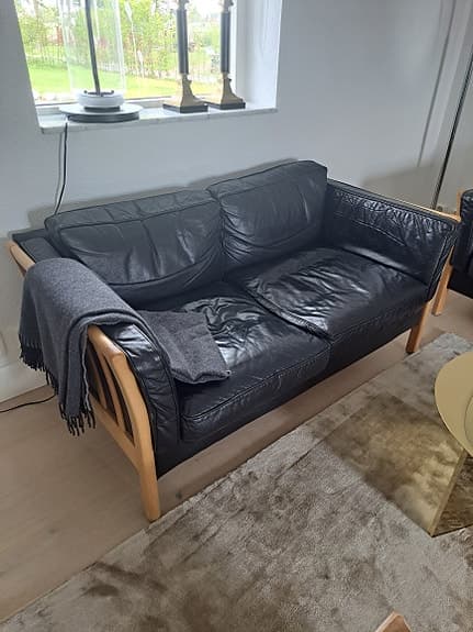 Två danska vackra mindre skinnsoffor