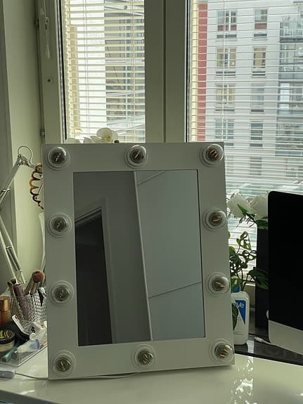 Vit sminkspegel med LED-belysning