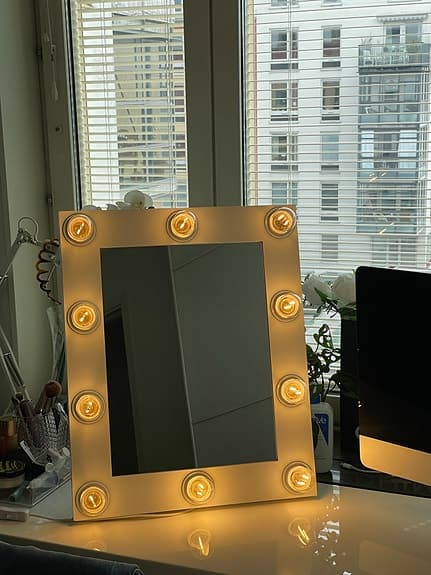 Vit sminkspegel med LED-belysning