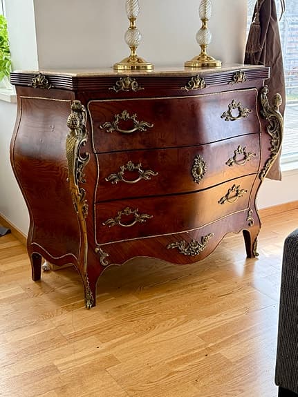 Exklusiv byrå i fransk Louis XV-stil med mässingdetaljer