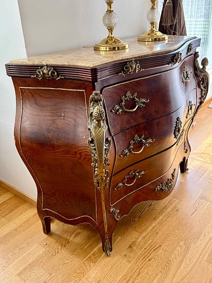 Exklusiv byrå i fransk Louis XV-stil med mässingdetaljer