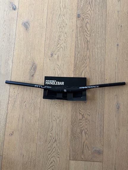 Raceface Atlas styre 820 mm svart 35 mm clamp