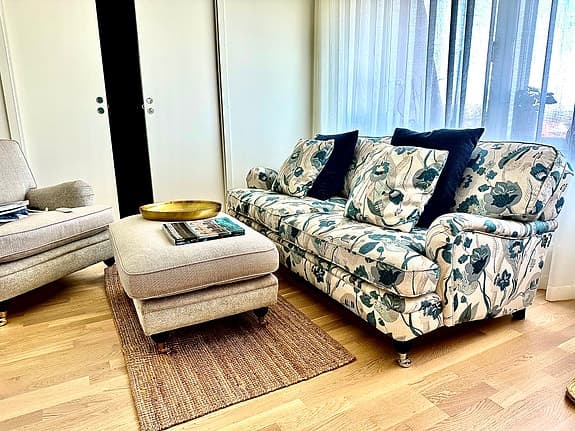 Howardsoffa Klassisk 2,5 sits soffa i marint Eastcoast designat tyg.