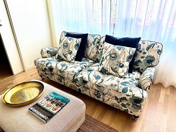 Howardsoffa Klassisk 2,5 sits soffa i marint Eastcoast designat tyg.
