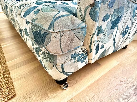 Howardsoffa Klassisk 2,5 sits soffa i marint Eastcoast designat tyg.