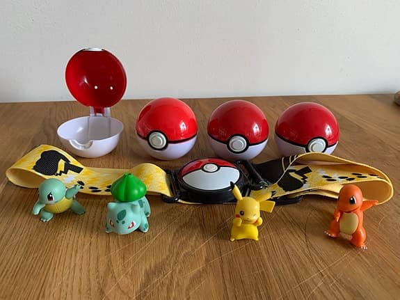 Pokémon figurer och bälte med pokébollar och figurer leksakspaket pris för allt