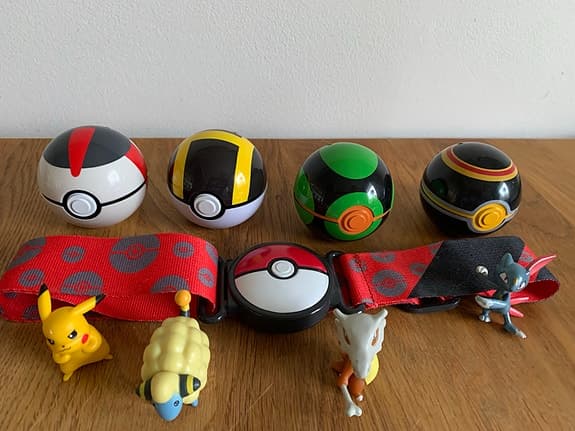 Pokémon figurer och bälte med pokébollar och figurer leksakspaket pris för allt