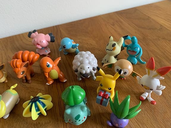 Pokémon figurer och bälte med pokébollar och figurer leksakspaket pris för allt