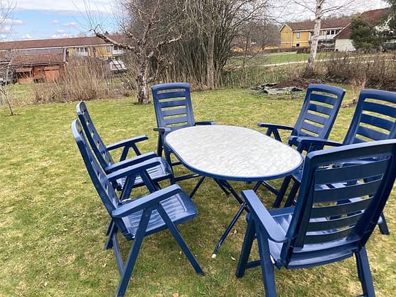 Trädgårdsgrupp med bord och 6 blå stolar