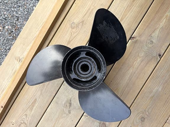 Båtpropeller 13 1/4 x 17 svart 3-bladig aluminium
