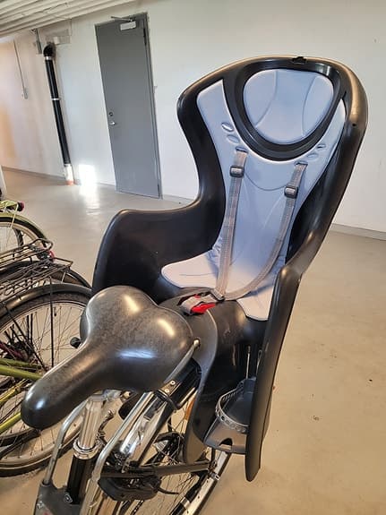 Cykelbarnstol med hjälm svart/grå och gul