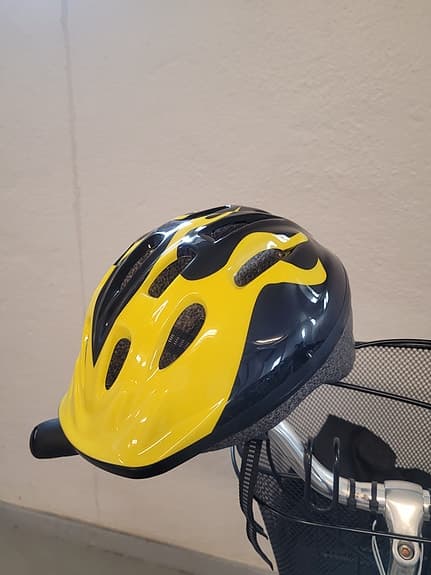 Cykelbarnstol med hjälm svart/grå och gul