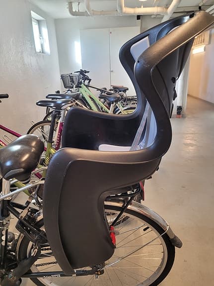 Cykelbarnstol med hjälm svart/grå och gul