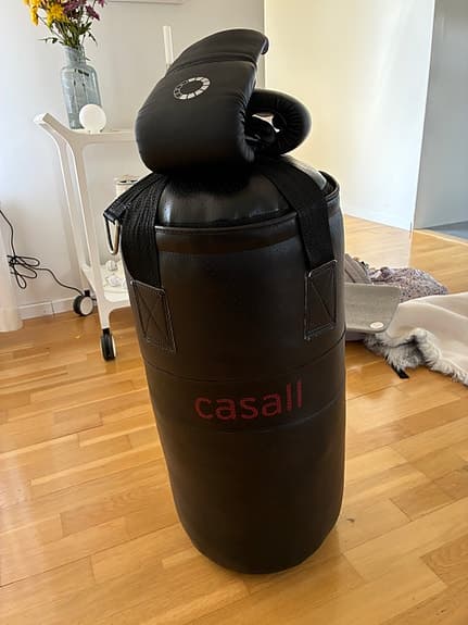 Casall boxningssäck med boxhandskar svart