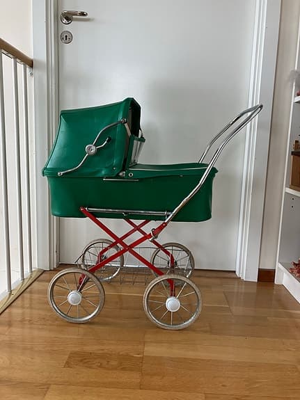 Grön Emmaljunga dockvagn med metallchassi