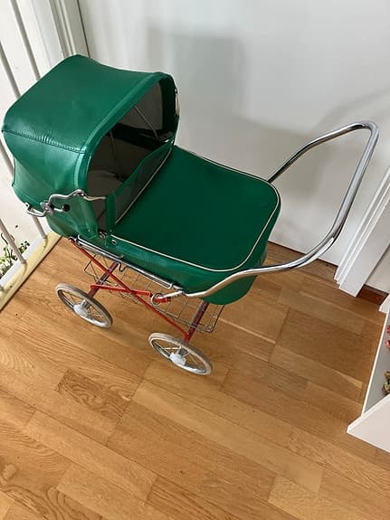 Grön Emmaljunga dockvagn med metallchassi