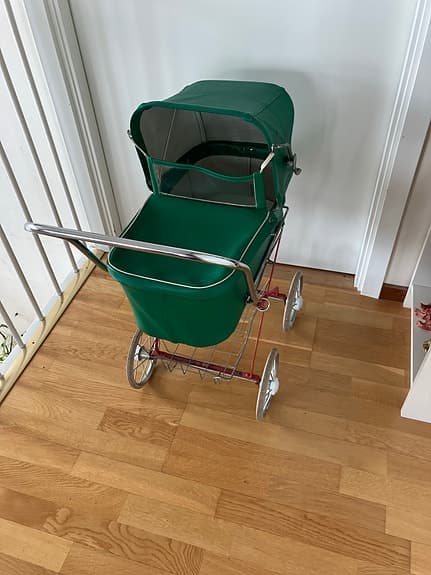 Grön Emmaljunga dockvagn med metallchassi