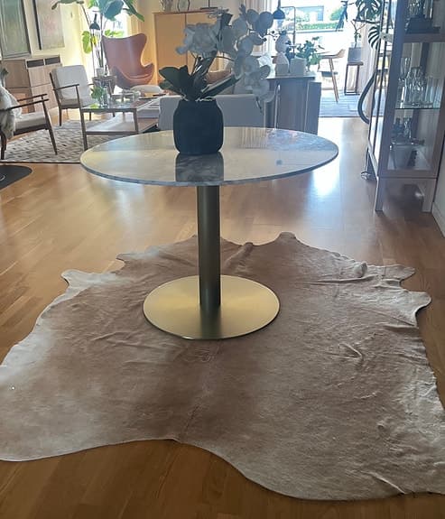 Marmorbord runt topp 106 cm med metall ben.