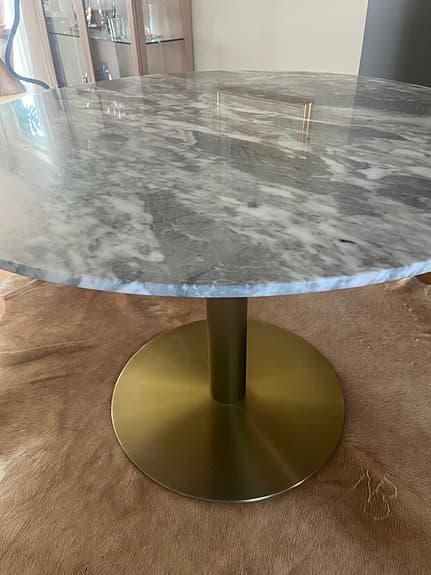 Marmorbord runt topp 106 cm med metall ben.