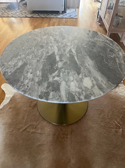 Marmorbord runt topp 106 cm med metall ben.