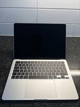 MacBook Air 13" (M4, 24GB RAM, 512GB SSD)