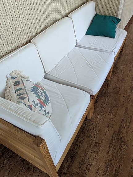 IKEA modulsoffa med trästomme och vita dynor-3 delar bara 950kr-finns 6 delar