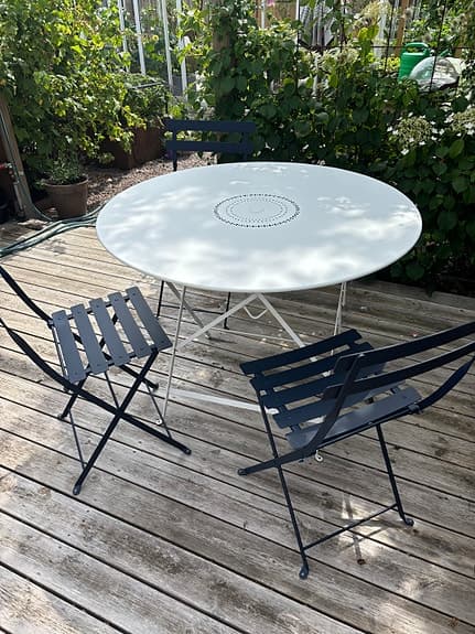 Fermob trädgårdsmöbel runt bord och 3 stolar