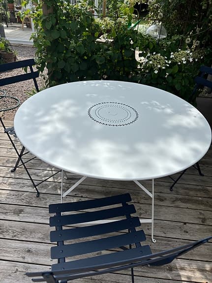Fermob trädgårdsmöbel runt bord och 3 stolar