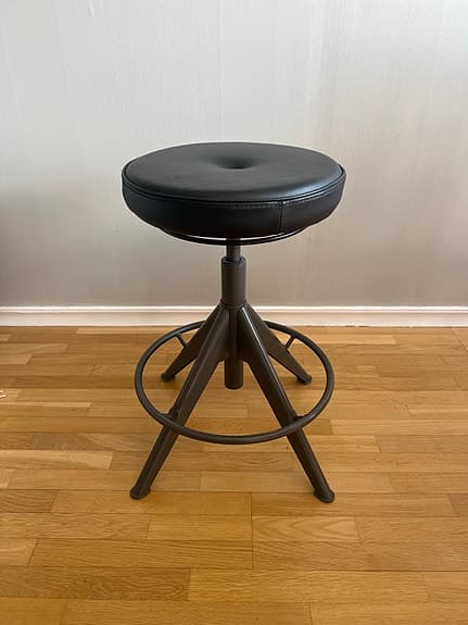 Höj och sänkbar pall i mycket bra skick