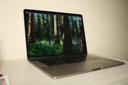 Apple MacBook Pro 15" 2018 / i7 2.2 GHz/ 16GB RAM / 256GB SSD