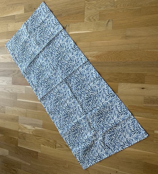 2 kuddfodral, med innekuddar samt gardinkappa, Morris motiv, blå på vit botten.