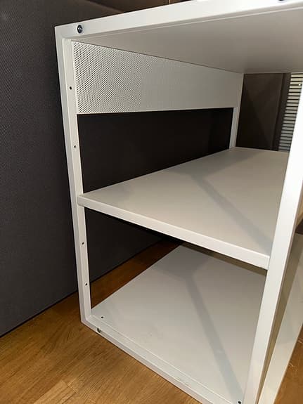Vit TV-bänk / hylla i metall – modern stil