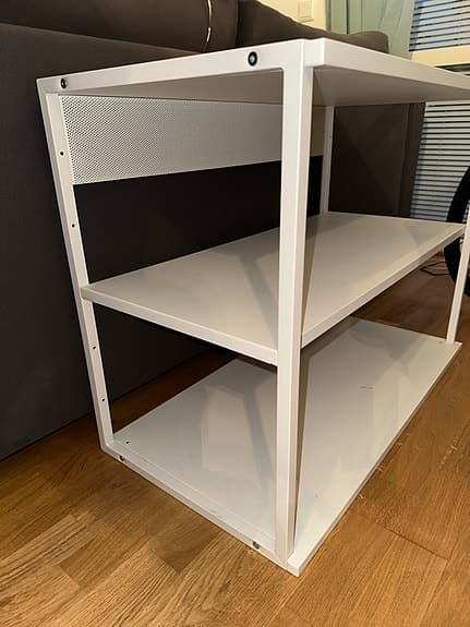 Vit TV-bänk / hylla i metall – modern stil