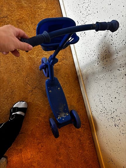 Blå trehjulig sparkcykel för barn