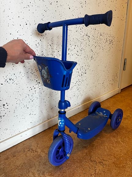 Blå trehjulig sparkcykel för barn