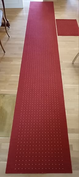 Röd dörrmatta och gångmatta med rutmönster