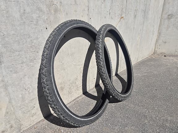Winter bike tires studded/Vintercykeldäck med dubbar 26"