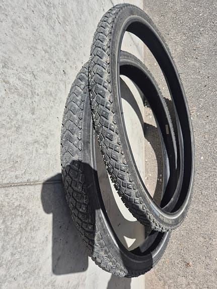 Winter bike tires studded/Vintercykeldäck med dubbar 26"