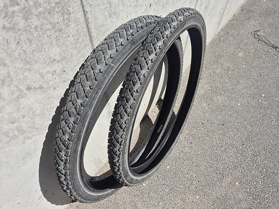 Winter bike tires studded/Vintercykeldäck med dubbar 26"