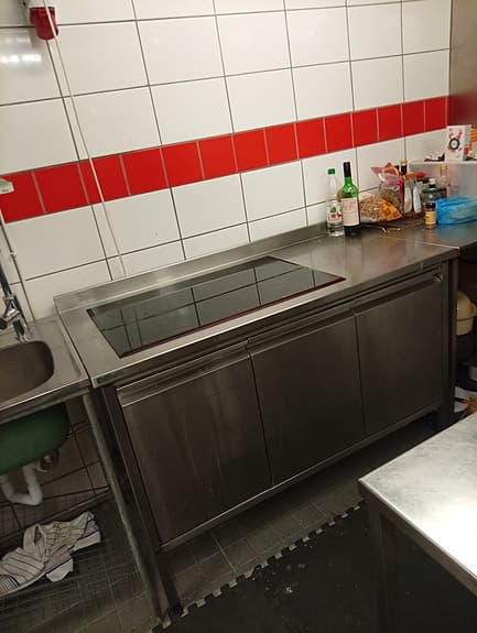 Restaurangkök med rostfria bänkar, hyllor och spis säljes