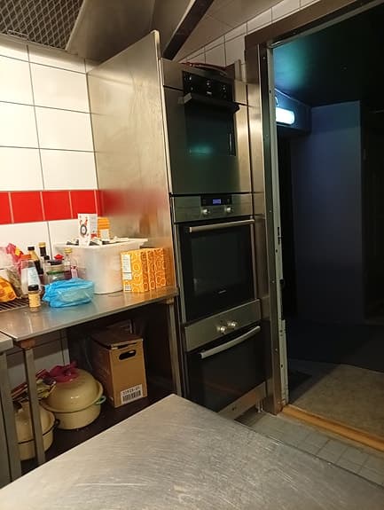 Restaurangkök med rostfria bänkar, hyllor och spis säljes