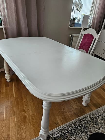 Vit matgrupp med iläggsskiva och 4 stolar
