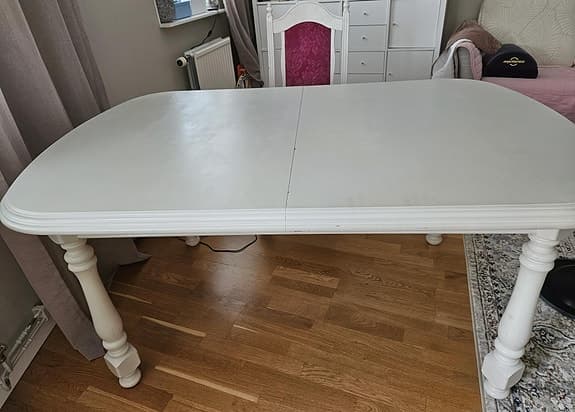 Vit matgrupp med iläggsskiva och 4 stolar