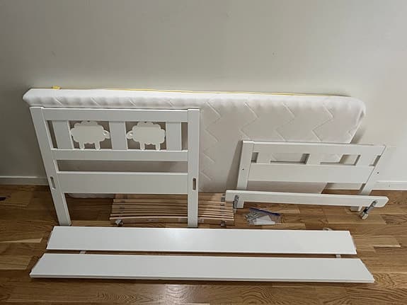 IKEA barnsäng med ribbotten och madrass